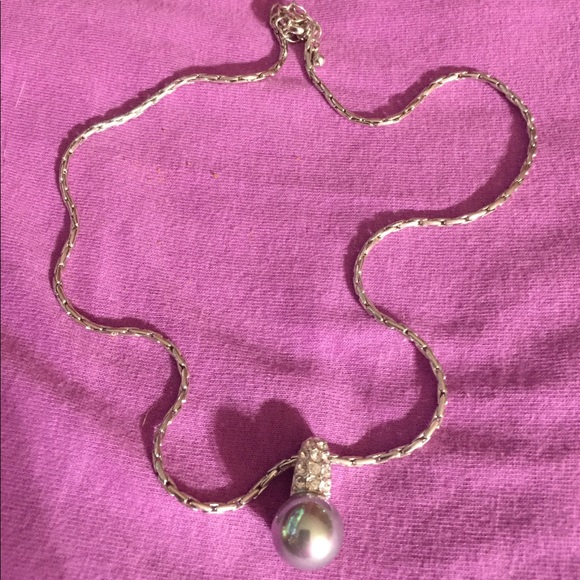 DELICATE SILVER TONE NECKLACE WITH GRAYISH PEARL - Picture 2 of 5